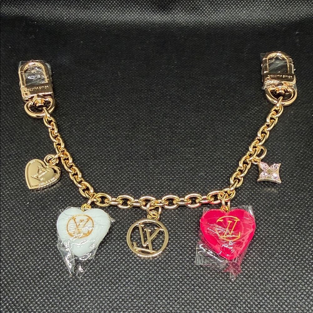✅ PRICE IS FIRM ✅ FASHION Gold-Tone Chain with Red & White Heart Charms